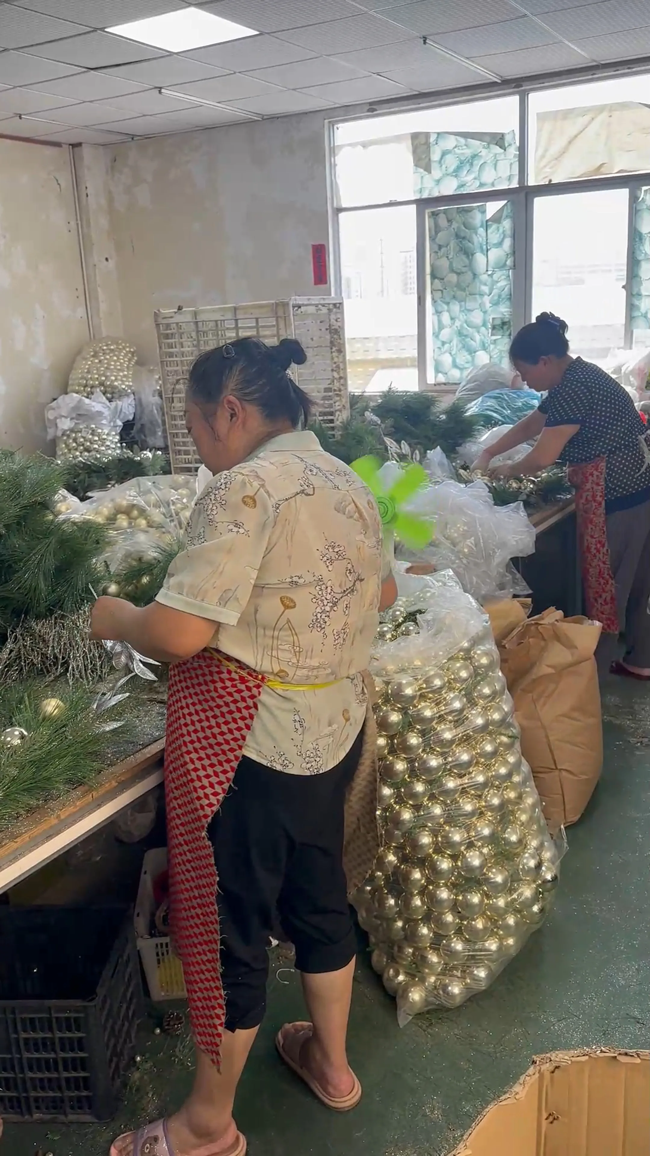Artificial wreath hand assembly